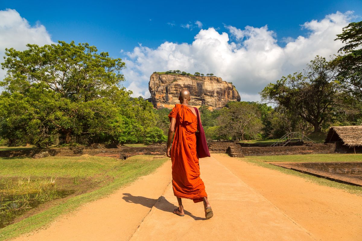 Buddhista készül imádságra.