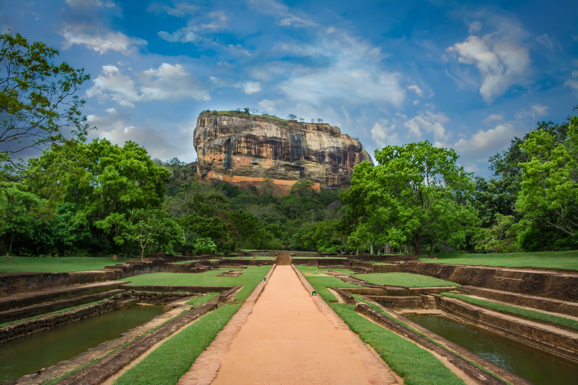 Srí Lanka látnivalók: Oroszlánszikla és a sziklát körülvevő kert.